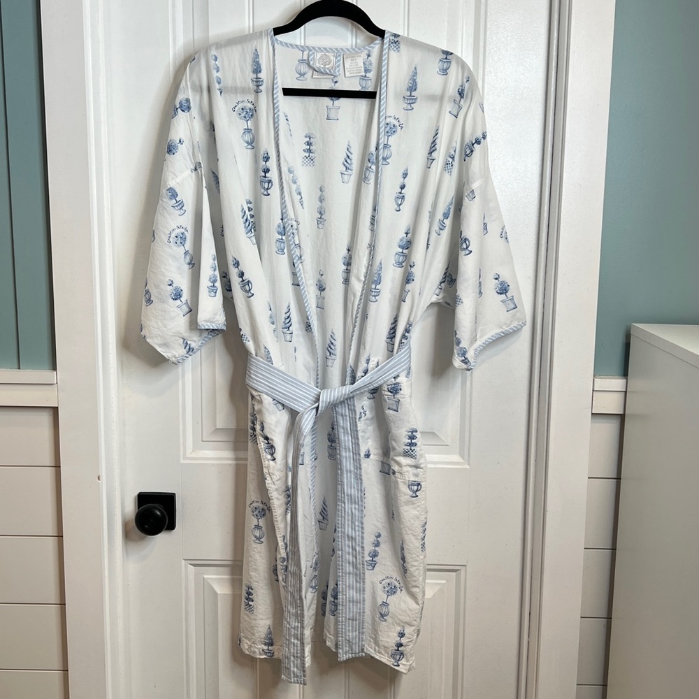 Crabtree & Evelyn White and Blue Topiary Patterned Kimono Robe.‎ Size XS/S.